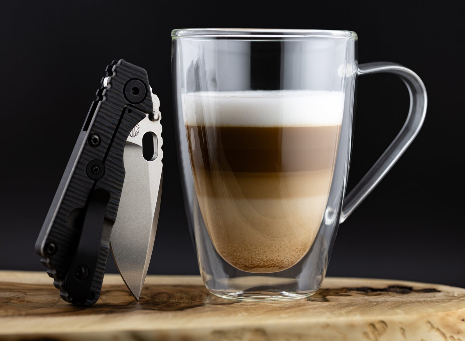 Coffee, knife, wooden base, black background | Gustaras